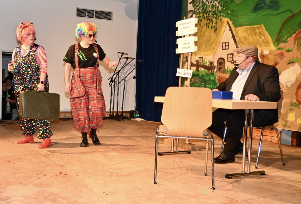 "Überfall im Hohna-Stall": Sandra Hoppe, Karla Kröwer und Michael Sartoris (v.l.n.r.). Foto: D. Willems